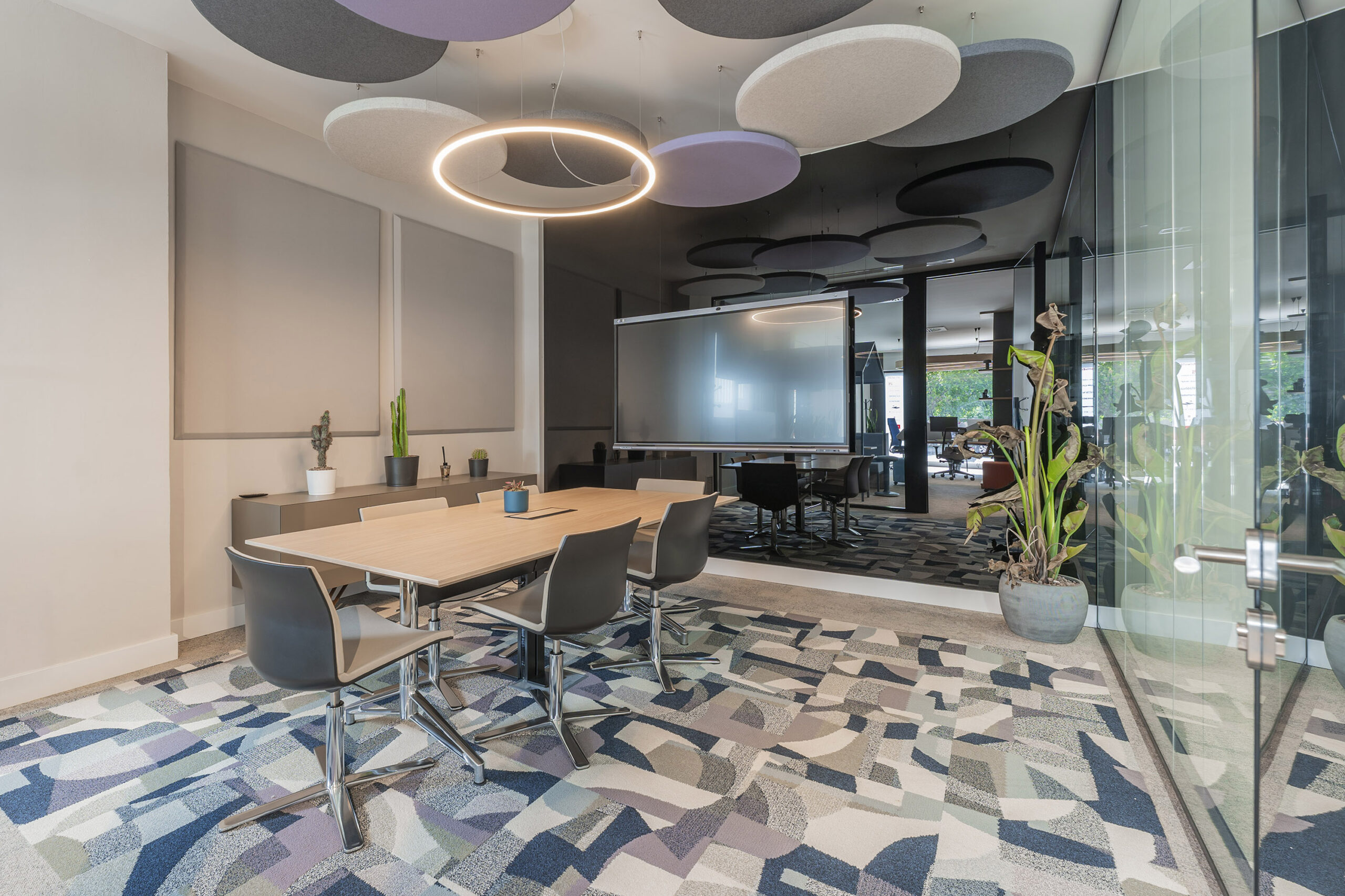 imagen de sala de reunión interior de una oficina