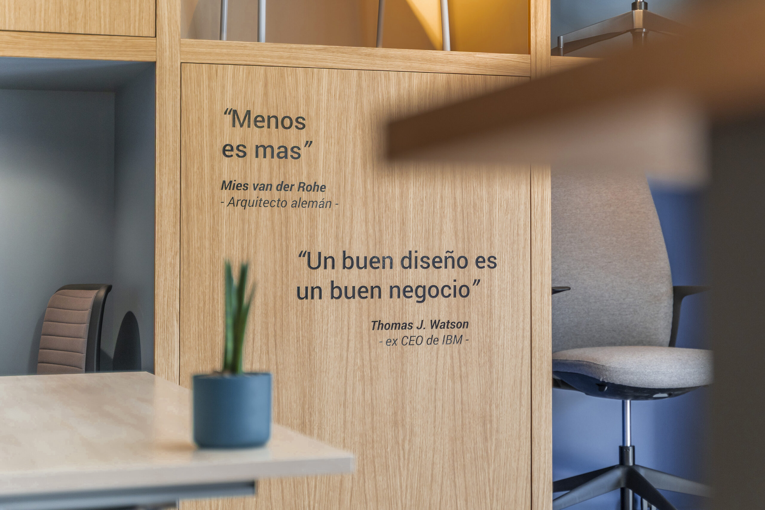 imagen destalle de frase pegada en mueble de oficina 