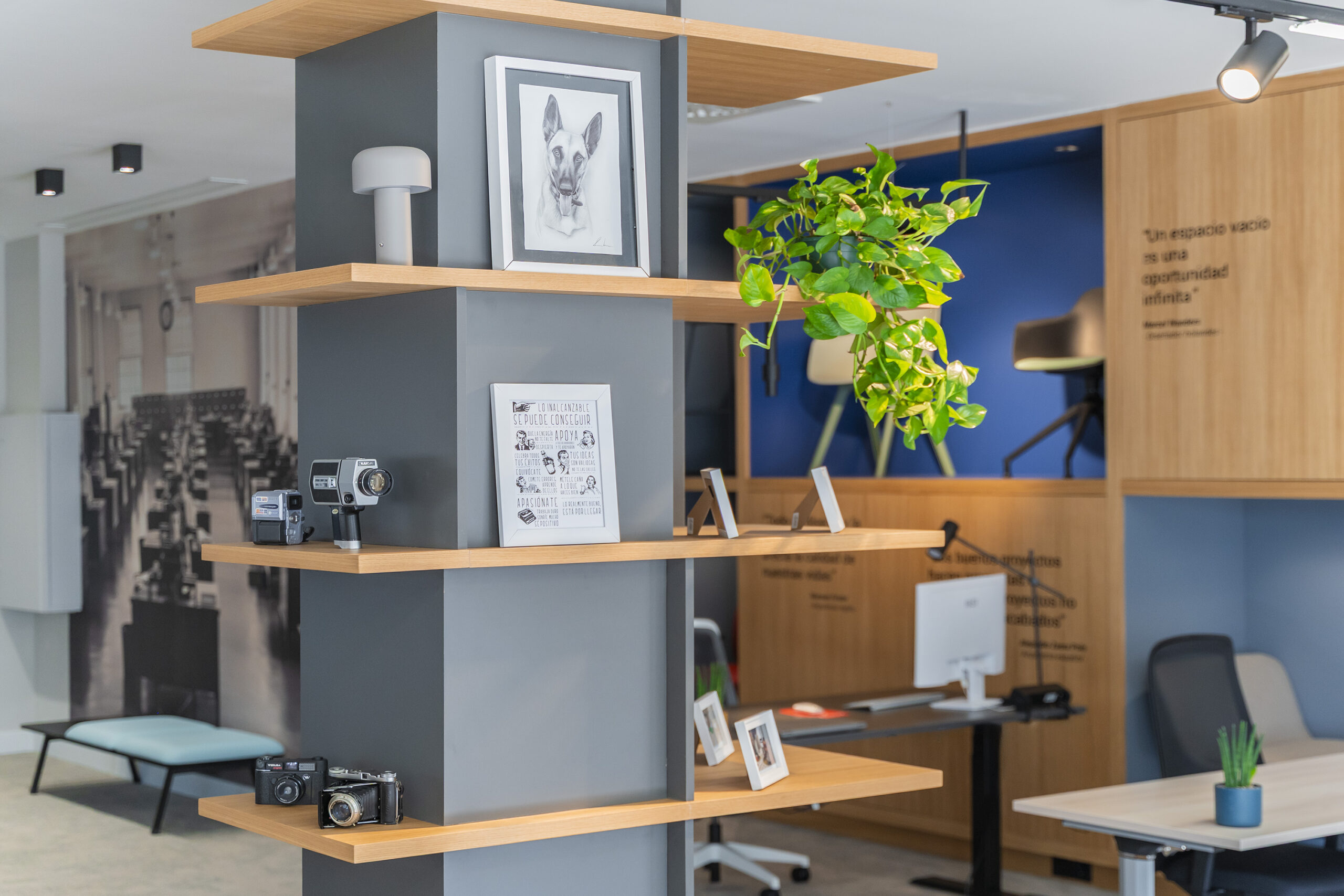 imagen interior de la decoración de una oficina de trabajo
