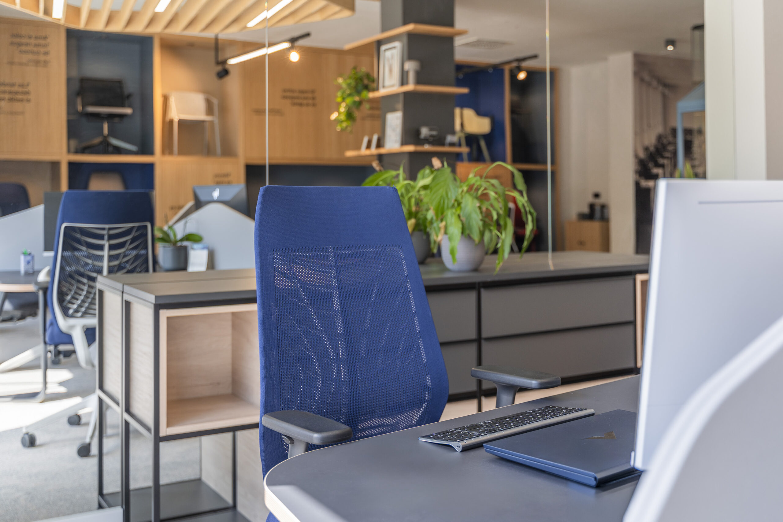 imagen puesto de trabajo en oficina con silla y ordenador