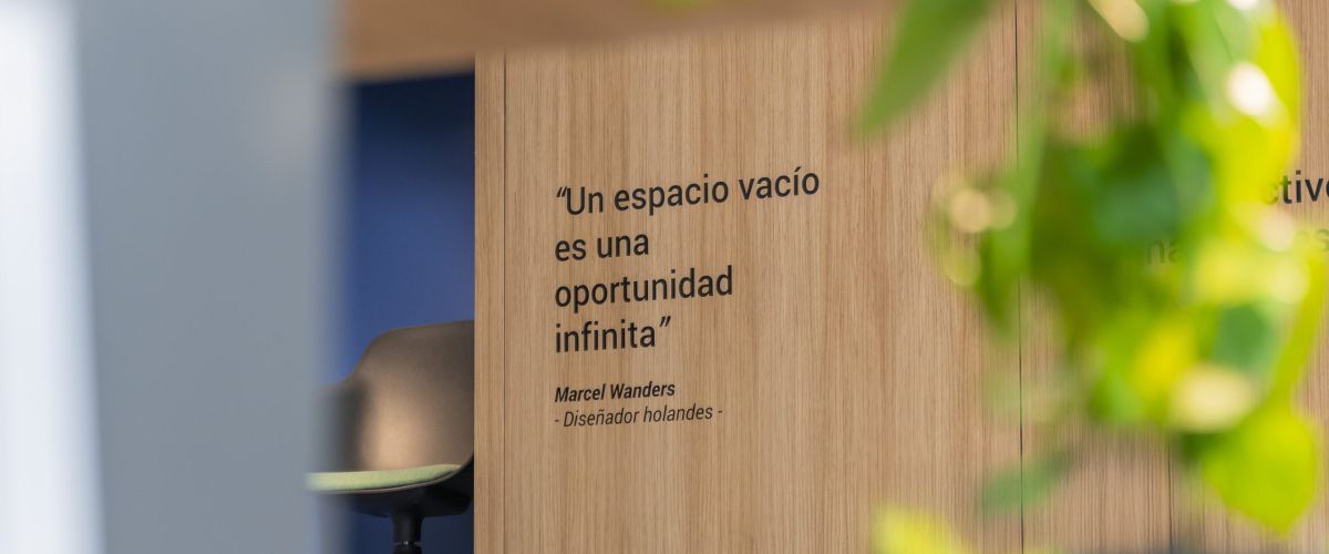 imagen de detalle de plata y frase para una oficina